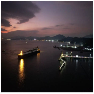 奋楫再出发 | 中远海运17.4万方大型LNG船首次实现国内夜航靠泊